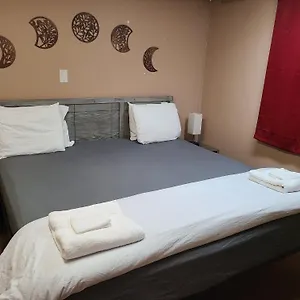 Maison d'hôtes Cozy With Comfortable Beds And Fully Equipped Kitchen 15 Mins Drive From Airport, Downtown, Sait And U Of C And 80 Min Drive To Banff